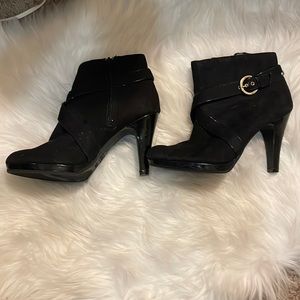 Cute brown boots! Looks cute with leggings or jeans :)